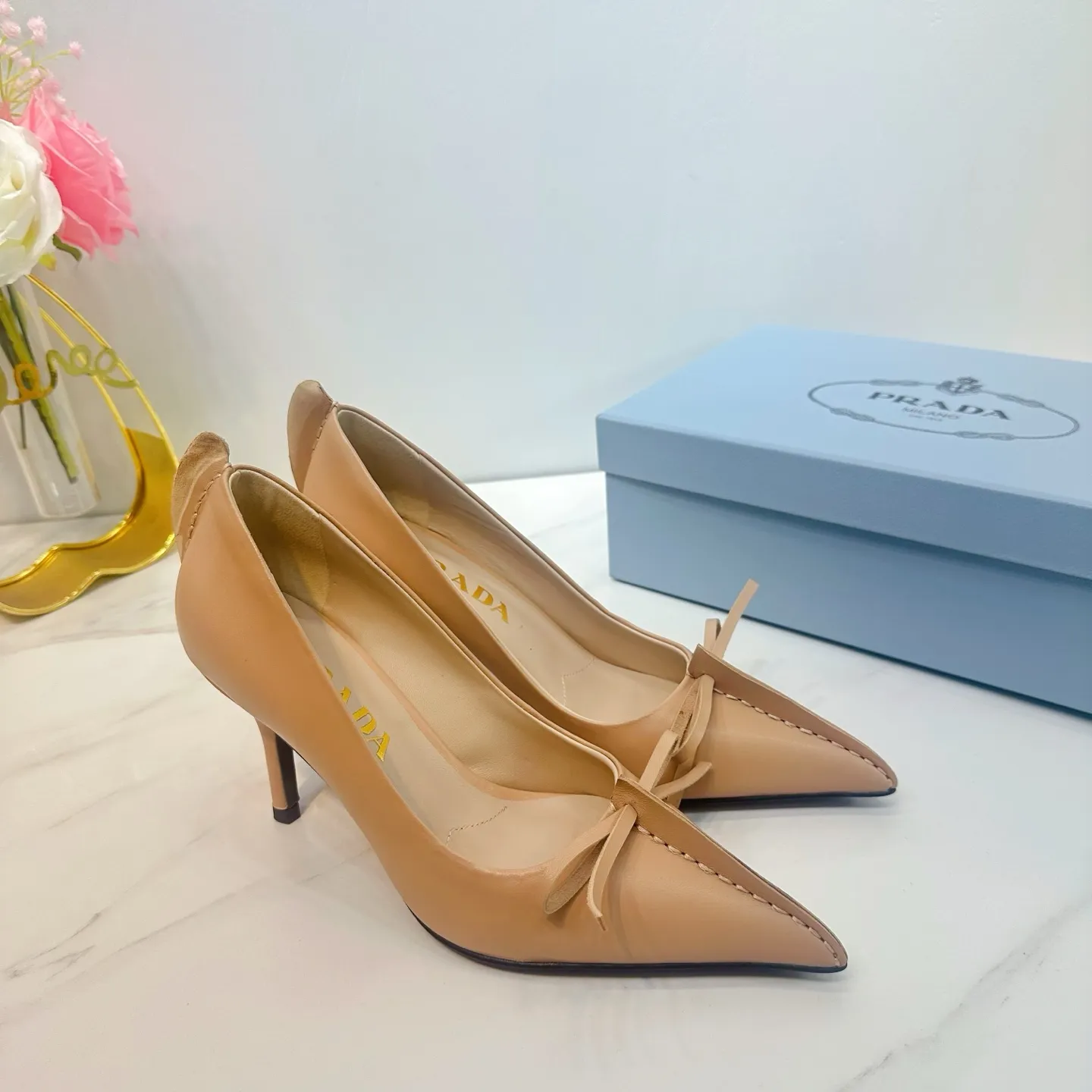 👟👟Ex-factory price 540👟👟 2025 SSS launches Prada’s latest long boots, sandals, thin heels, empty backs, thick heels series ————————🆚🆚🆚 💥PRADA's early spring T-stage catwalk show is the same style as "Dreams Never Sleep". Prada can use it on important occasions. The fresh style has a bit of nobility and is perfect on the feet. 💃💃 Wear this shoe with it. It is elegant and crystal clear, regardless of various accessories. The materials are all exclusively customized one-to-one and must be zero-distance from the original. The entire series is full of exciting and unexpected combinations of elements. The expression of different materials and textures of fabrics has a strong artistic flavor, allowing you to appreciate the ever-changing style of Prada girls. 1⃣ Upper: Made of sheepskin 2⃣ Lining: Imported sheepskin 3⃣ Outsole: Original Italian genuine leather outsole Heel height 8.5 4⃣🔺Original labeling feet, stock code number 35M-39M (40, 41, 42 are custom-made and cannot be returned or exchanged).